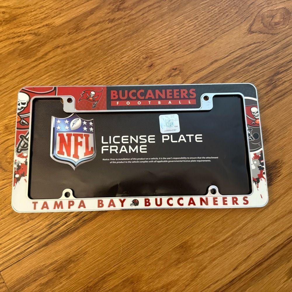 NFL Tampa Bay Buccaneers Chrome Metal License Plate Frame NWT